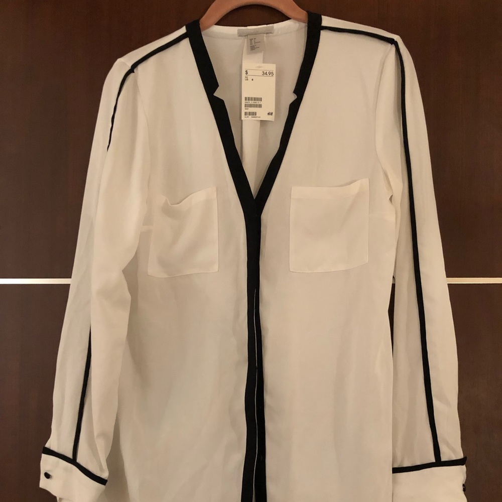 H&M women’s black & white blouse in size 6.